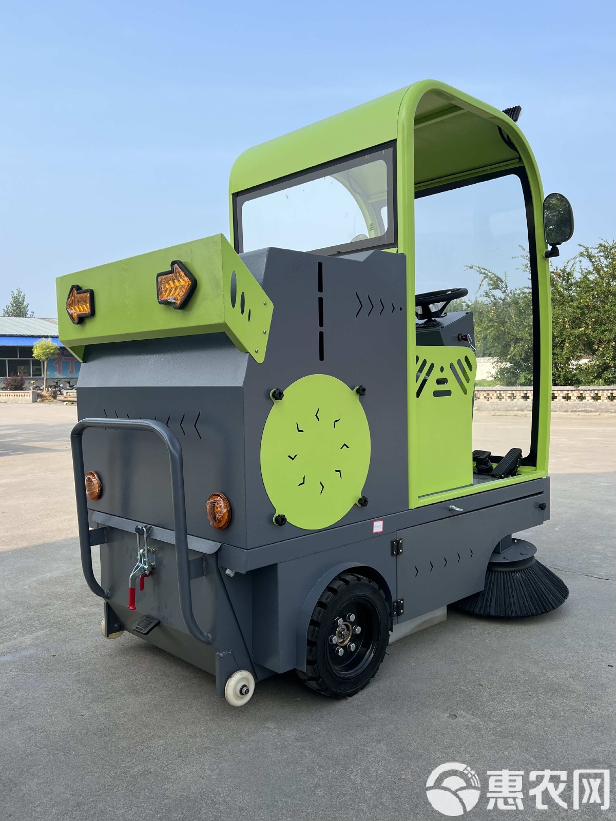 半封閉式電動三輪掃地車 物業(yè)管理中的高效清潔新模式